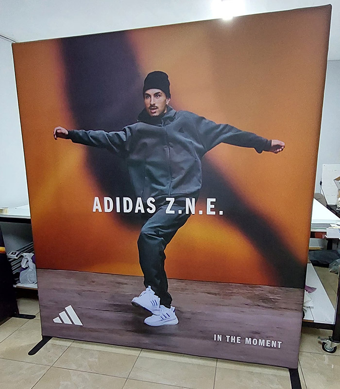 Adidas Yengeç Stand Örneği